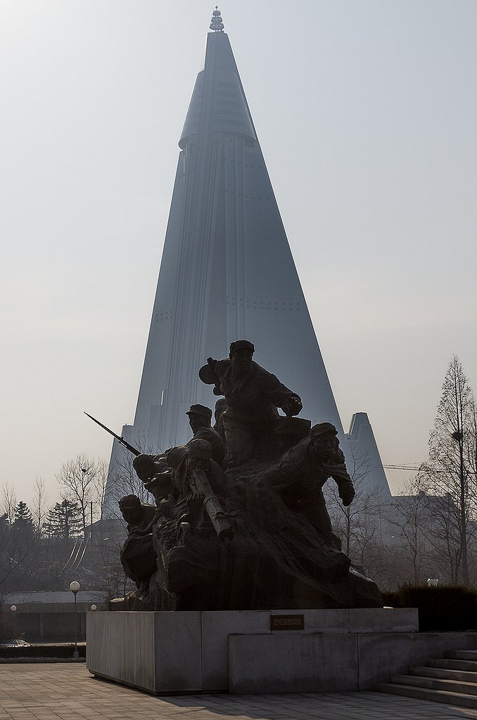 Ryugyong tower behind communist monument