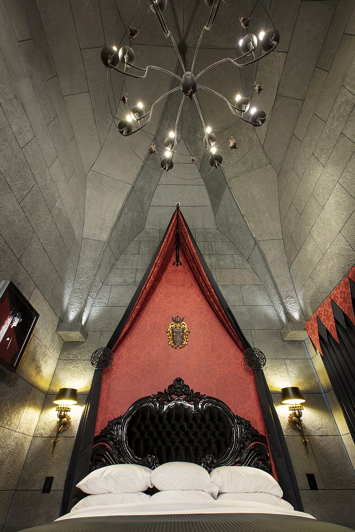 Fantasy Tower Cottages - Draculas's Fangs Bedroom