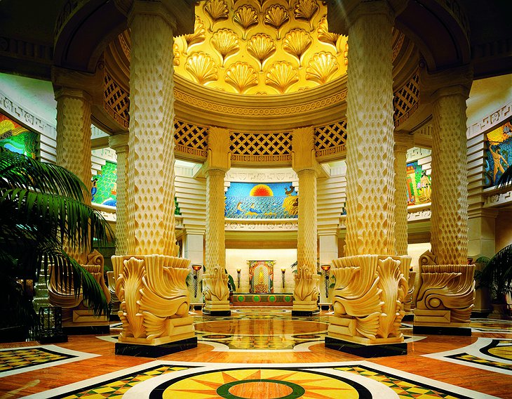 Hotel Atlantis Paradise Island lobby