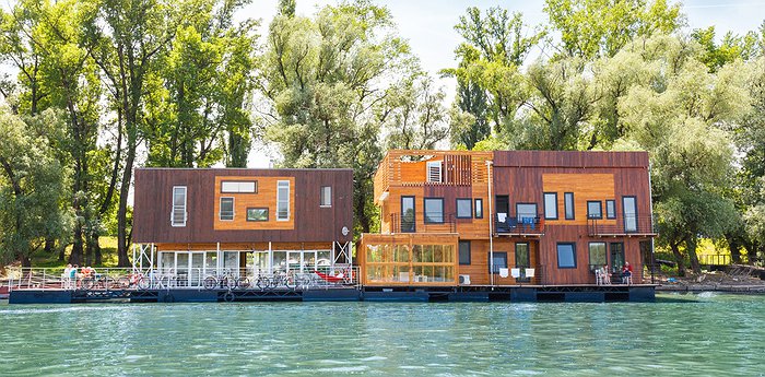 Floating Hostel ArkaBarka - Danube River Fun In Belgrade