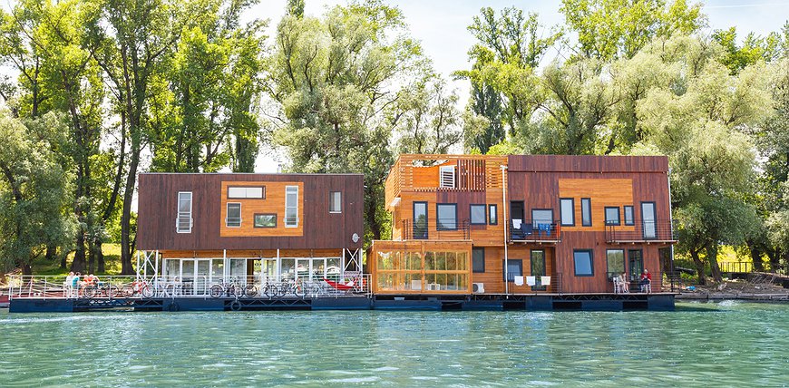 Floating Hostel ArkaBarka - Danube River Fun In Belgrade