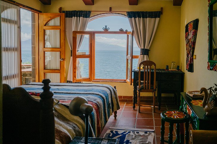 Hotel La Casa del Mundo Medium Size Cozy Room With Lake View