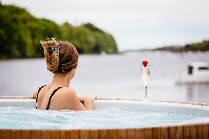 Ice House Hotel jacuzzi with river view