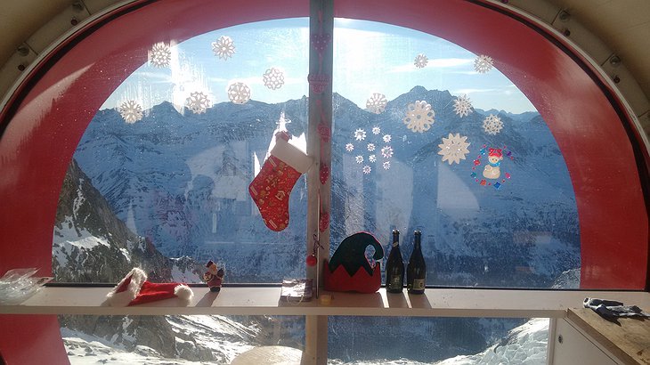 Bivacco Gervasutti Christmas decoration on the window