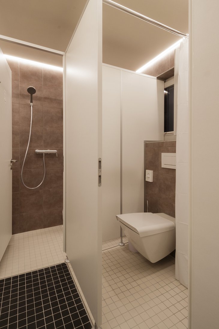 Capsule Hotel Lucerne Bathroom