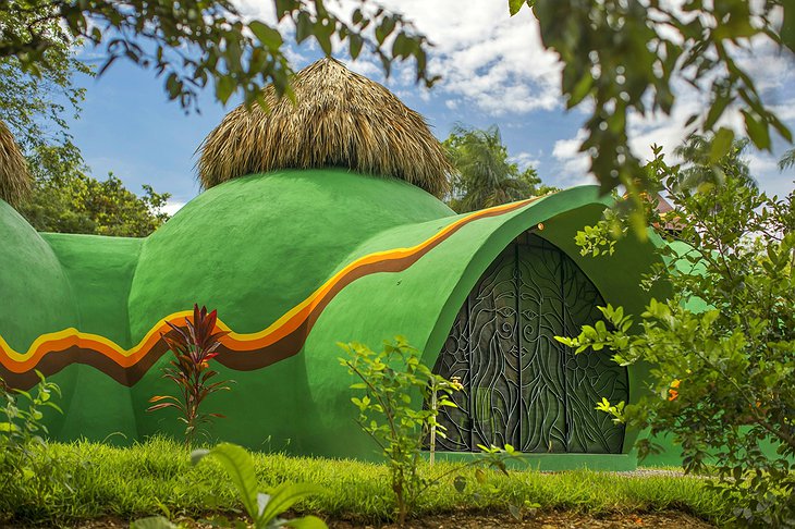 Green Moon Lodge Garden And Entrance