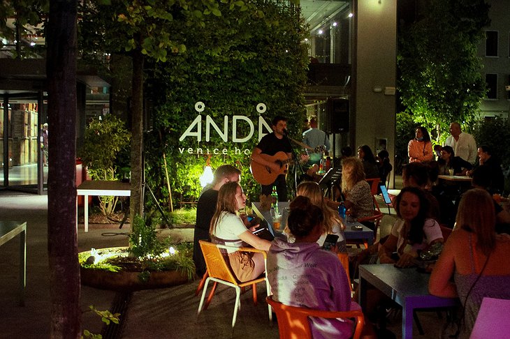 Anda Venice Hostel Live Music