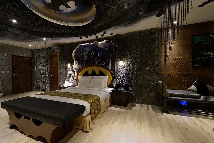 Eden Motel Batman room bed
