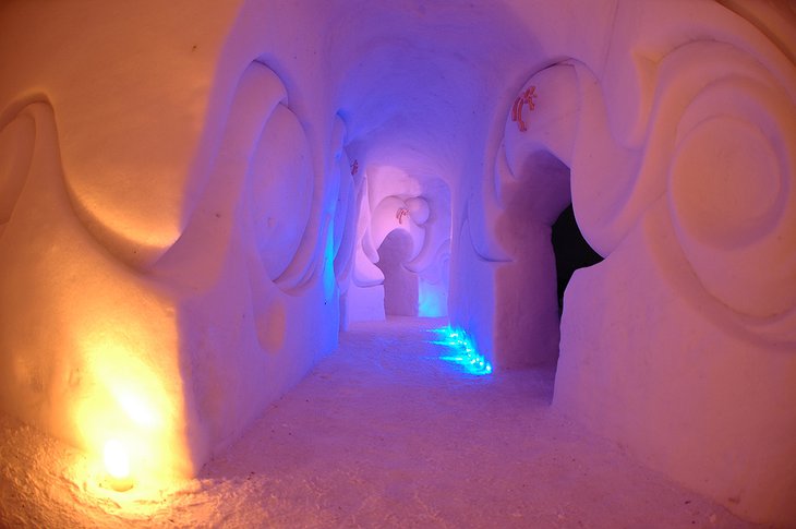 Iglu Dorf ice corridors