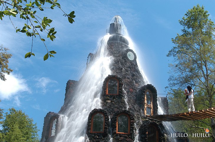 Montana Magica Lodge with wooden bridge connection