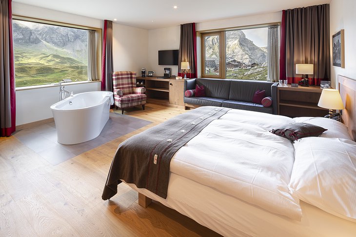 Frutt Family Lodge room with bathtub