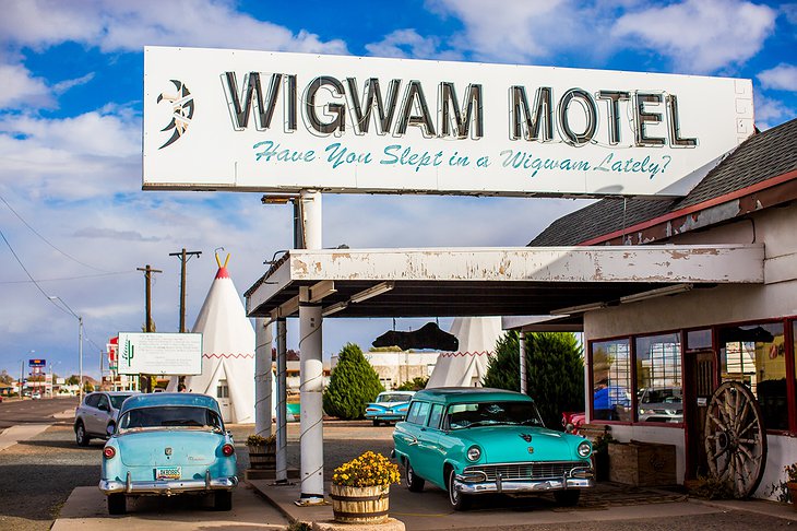 Wigwam Motel sign