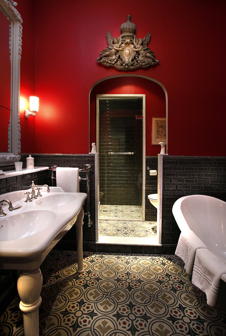 Saint James Paris junior suite bathroom