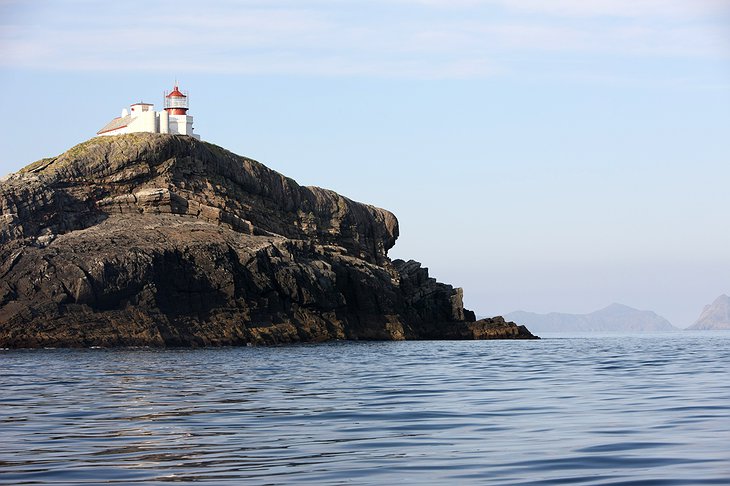 Svinoy Lighthouse at the edge of the cliff