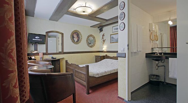 A-Train Hotel vintage room