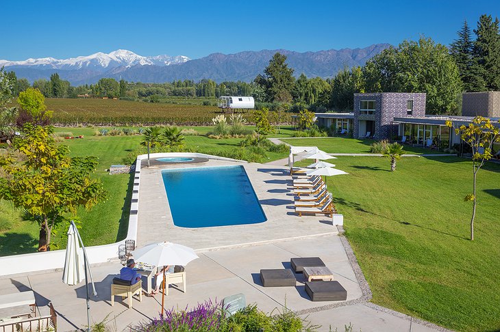 Entre Cielos pool and mountains