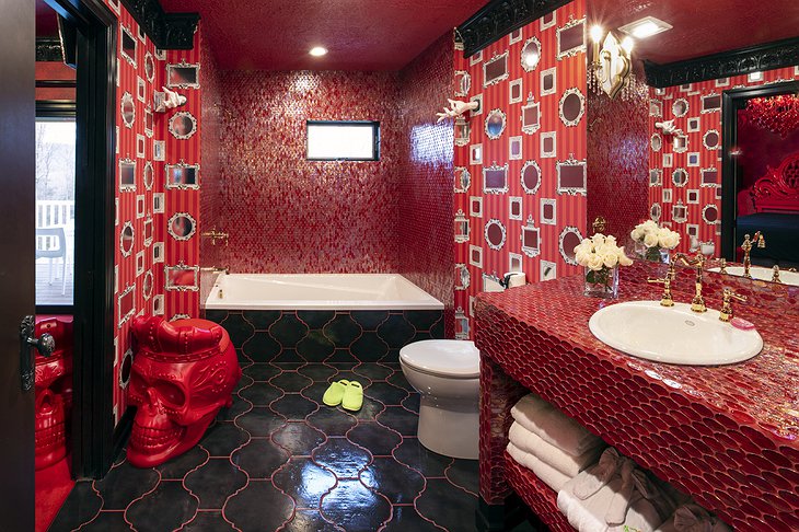 Fantasy Tower Cottages - Draculas's Fangs Bathroom