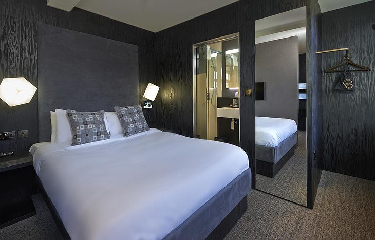 BLOC Hotel Birmingham Room with Shower