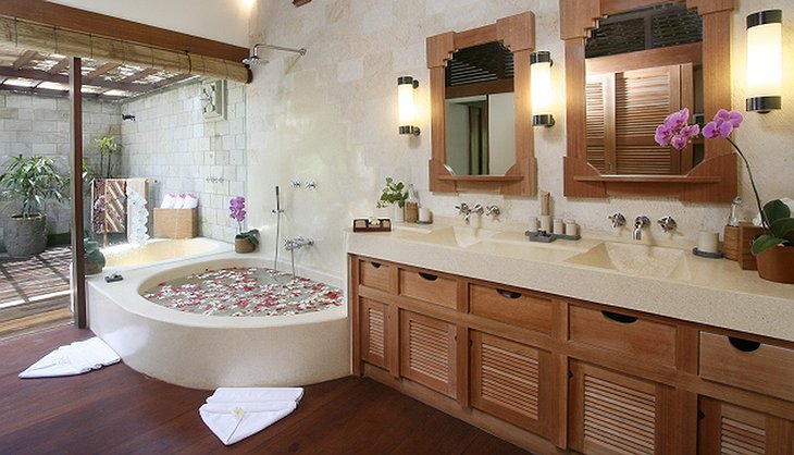 All Villas - indoor & outdoor bathroom