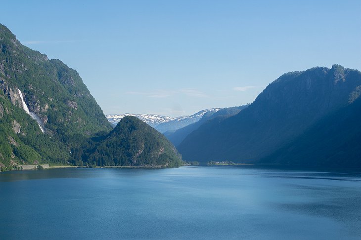 Lake Ringedalsvatnet and the surrounding mountains