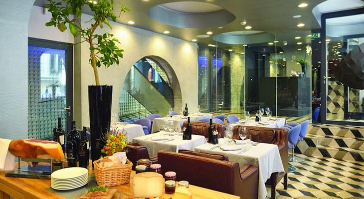 Vander Urbani Resort restaurant