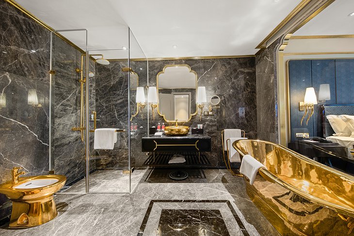 Golden Deluxe King Suite Bathroom