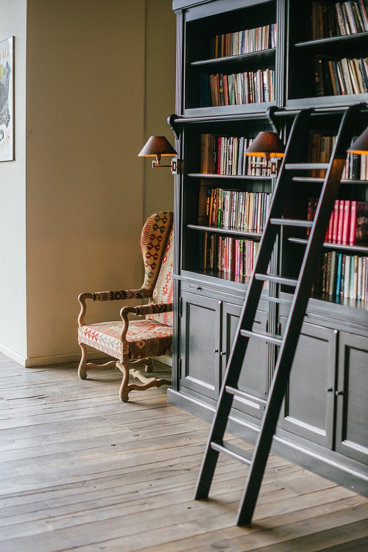 Rooms Hotel Kazbegi Library