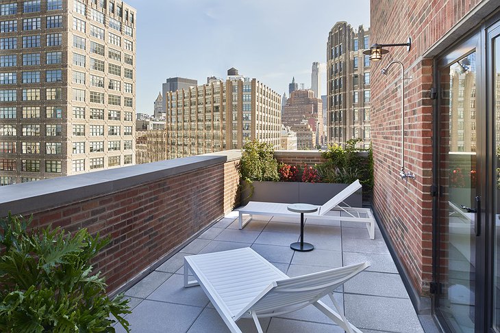 Arlo Hudson Square terrace with view on New York City
