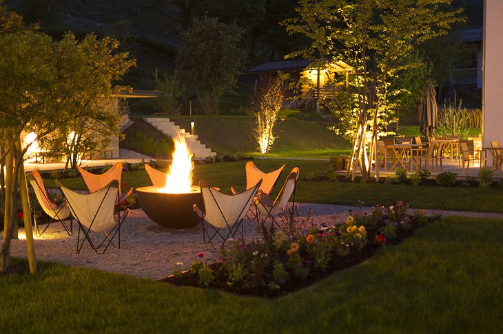 Wiesergut Hotel garden with fireplace