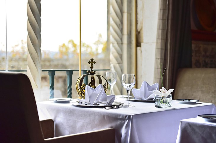 Pousada Castelo de Obidos hotel dining table with crown on top of it