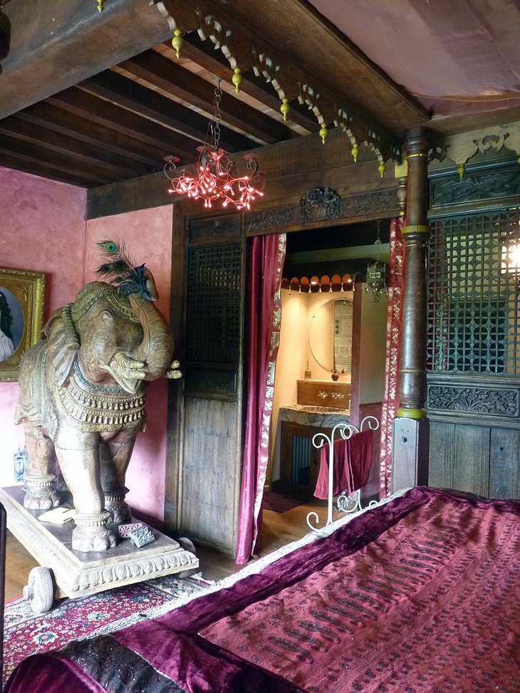 Elephant decoration at Les Roulettes de la Serve hotel