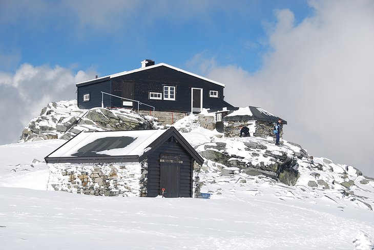 Fannaråkhytta lodge covered by snow