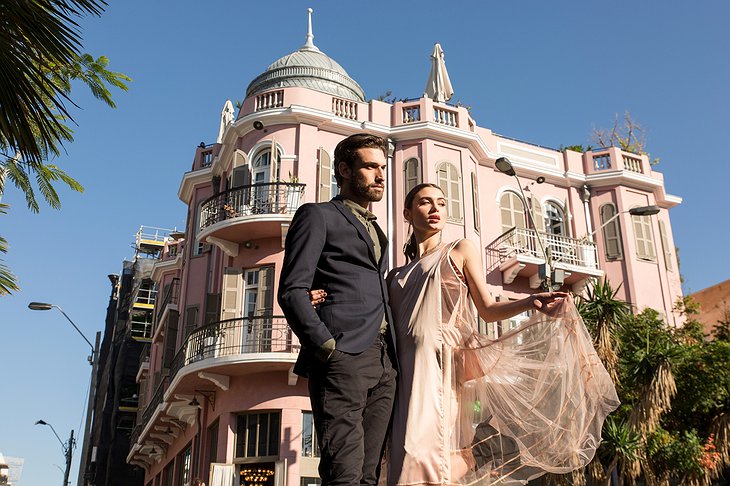 Modelling in front of Hotel Nordoy in Tel-Aviv