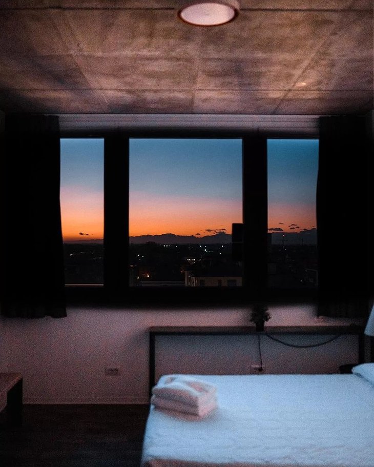 Anda Venice Hostel Bedroom Sunset View