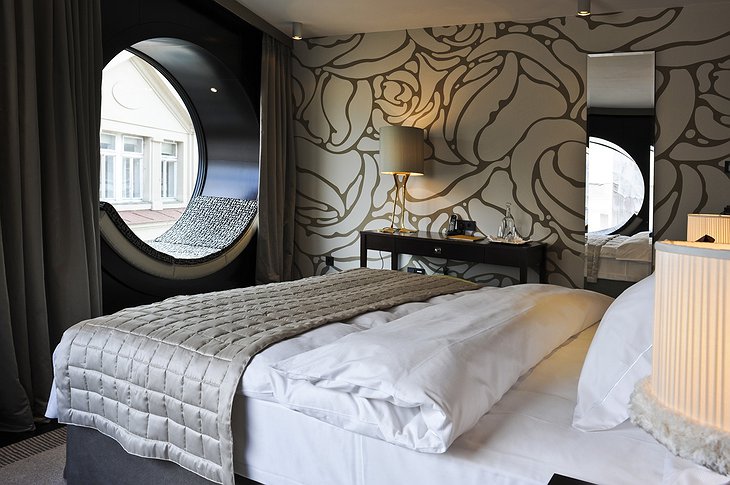 Hotel Topazz Vienna bedroom with round windows