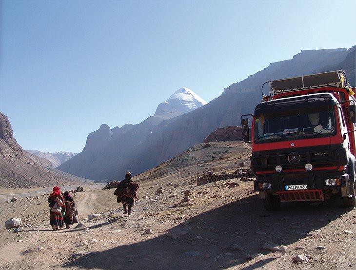 Rotel and the mountains in the background