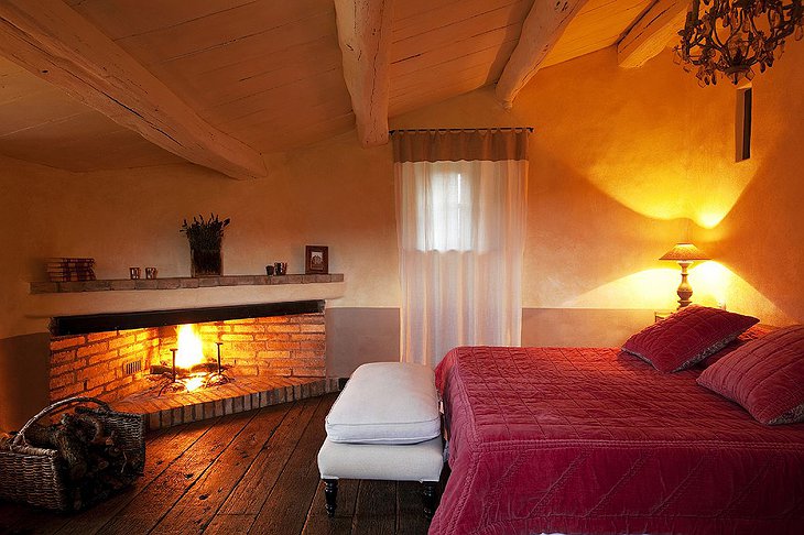 Murtoli - A Figa bedroom with fireplace