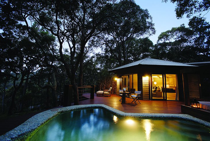 The Pretty Beach House at night