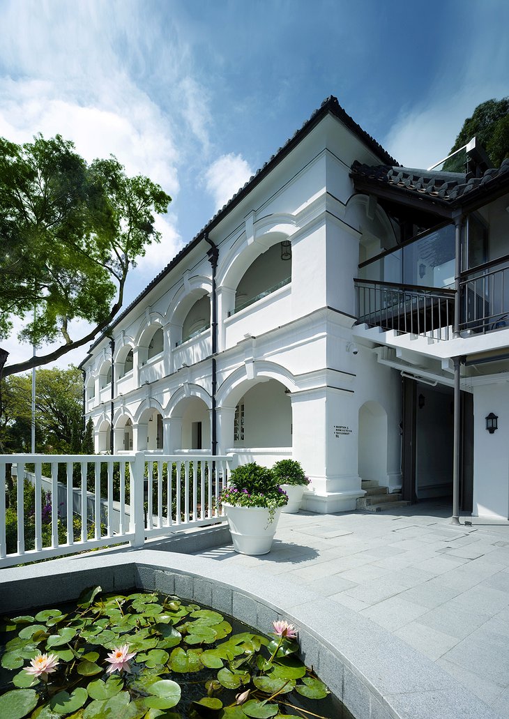 Tai O Heritage Hotel Building with a Pond