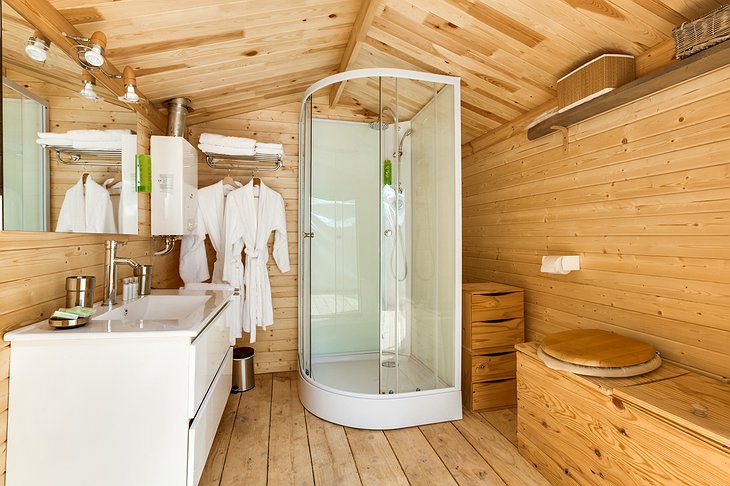 Gites Insolites de Sologne - wooden bathroom