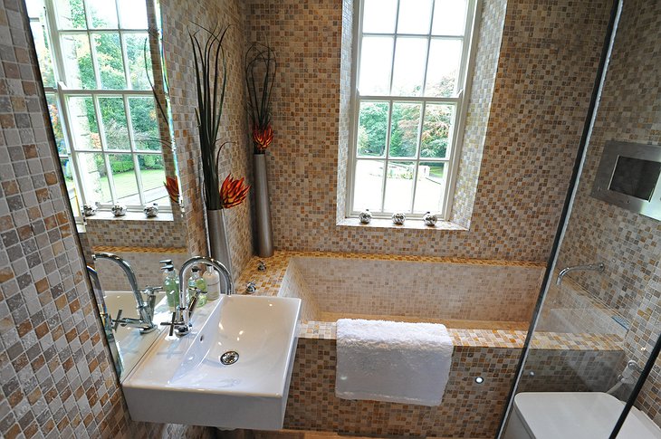 Carr Hall Castle bathroom