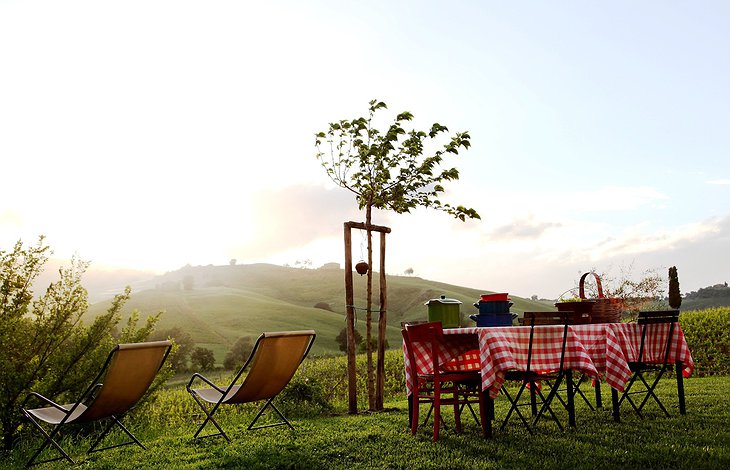 Follonico garden dining