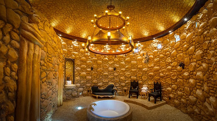 Fantasy Tower Cottages - Crown of the Pendragon Bathroom