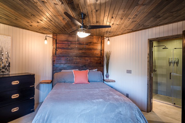 Beckham Creek Cave Lodge room with bathroom