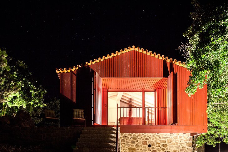 Traços d’Outrora wooden hut at night