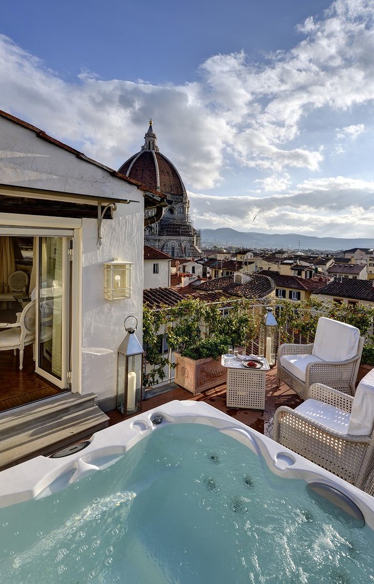 Pool suite by night with jacuzzi