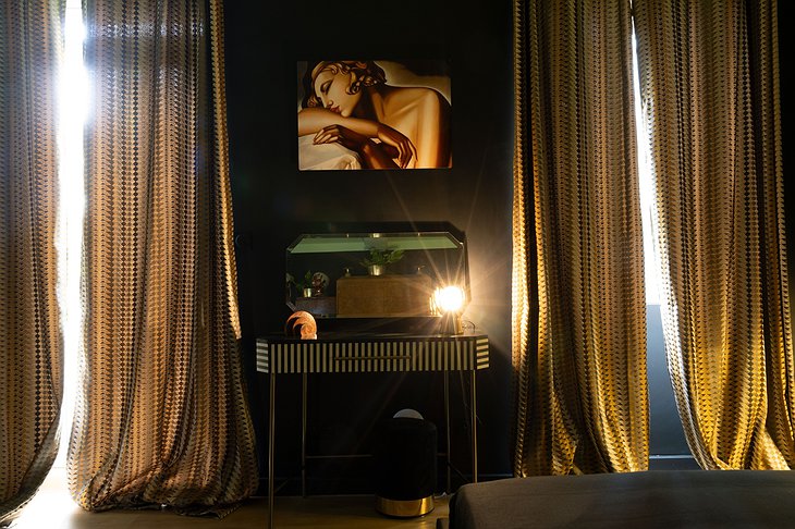 Lost in Sensations Hotel Gatsby Suite Golden Curtains