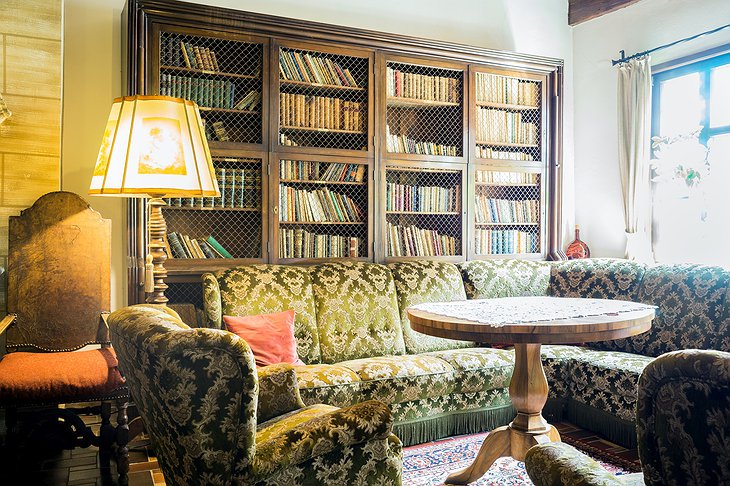 Burg Colmberg Hotel Library