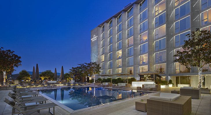 Hotel President Wilson Geneva building and the pool at night