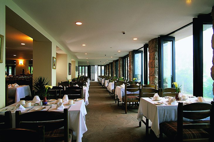 Machu Picchu Sanctuary Lodge restaurant with open windows with views on Machu Picchu